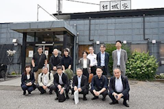 昼食会場での参加者集合写真